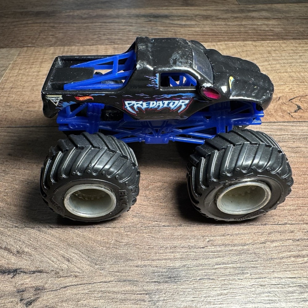 HOT WHEELS 1:64 Monster Jam Predator Monster Truck